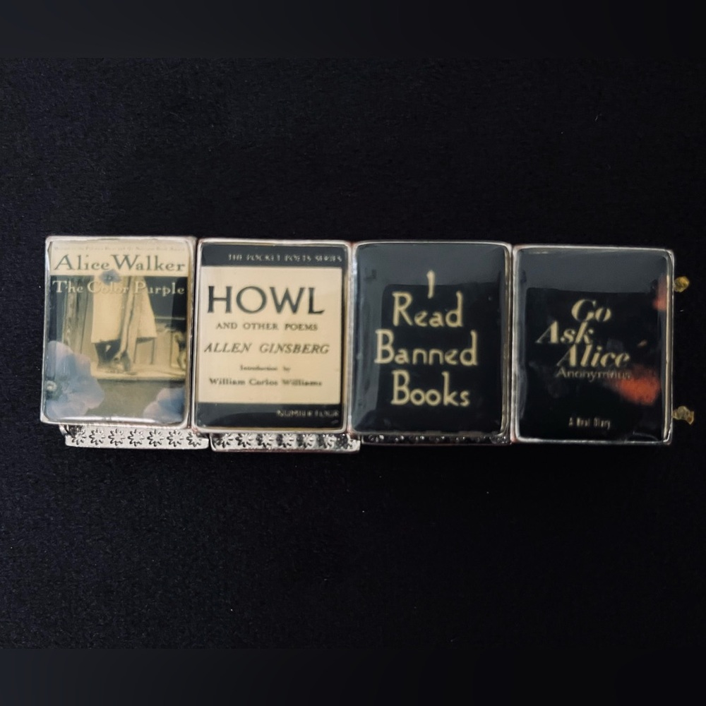#38 Vintage Carolyn Forman βI Read Banned Booksβ Stretch Charm Bracelet